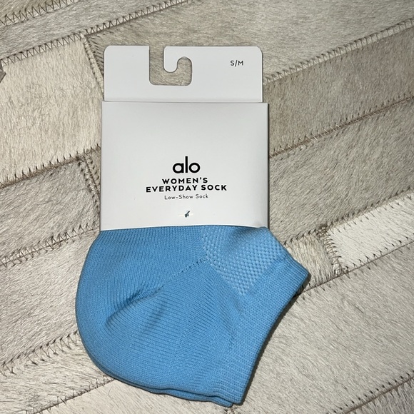 Alo Yoga woman’s everyday socks - Picture 6 of 8